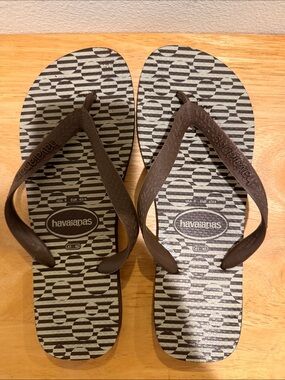Havaianas Brown Strapped Flip Flops with Beige Patterned Footbed
